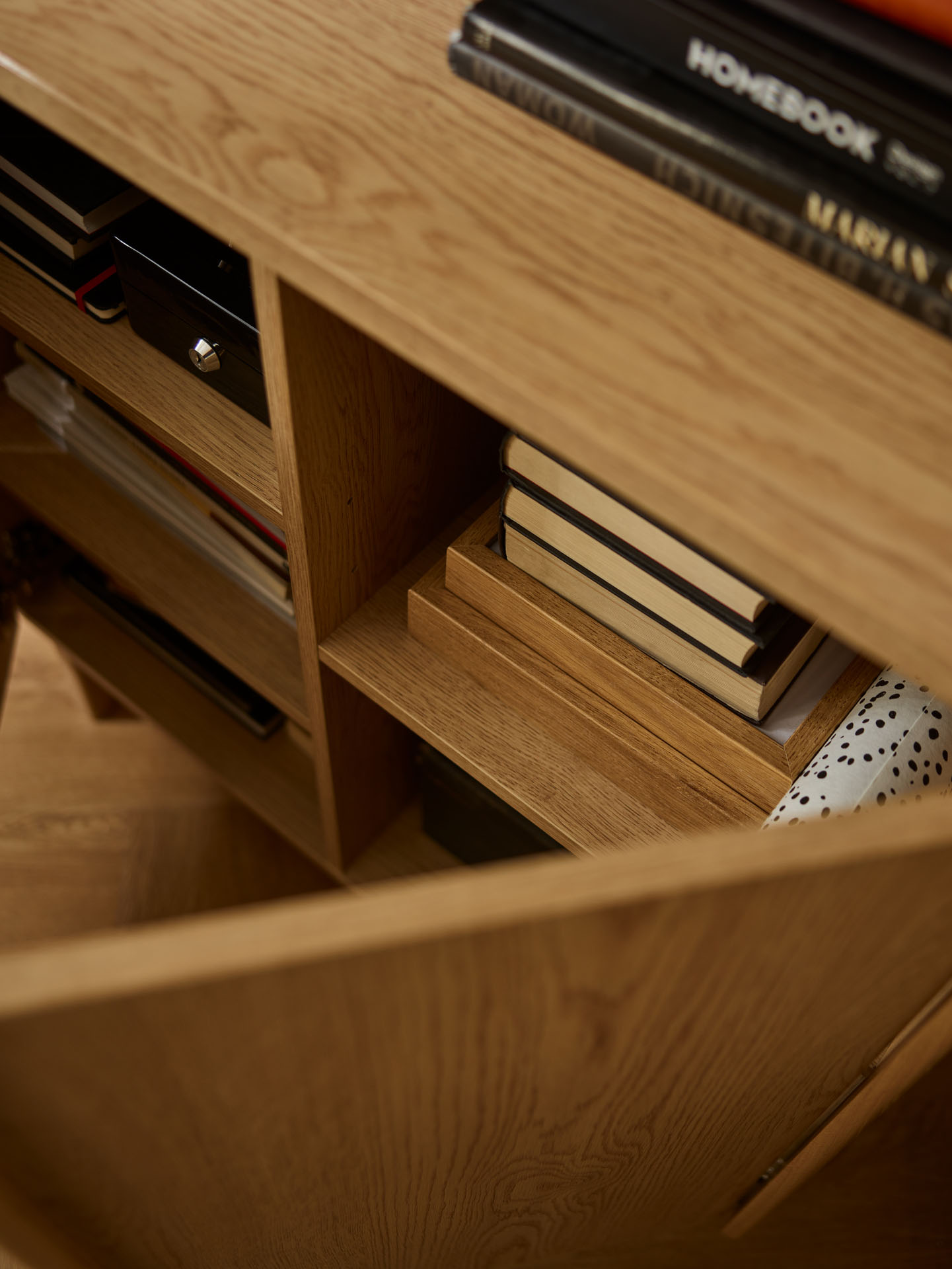 2-door cabinet Well | VOX