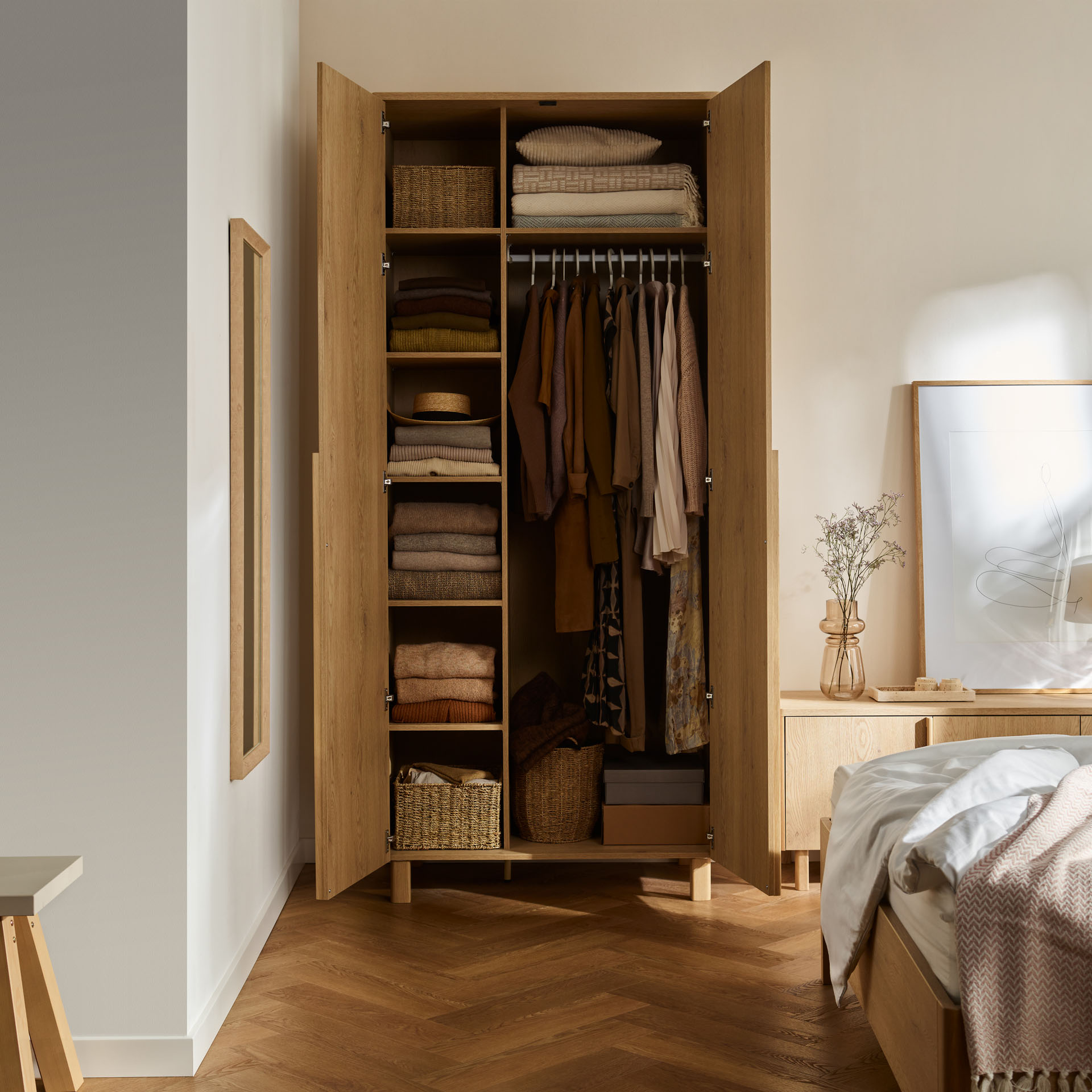 2-door wardrobe with lighting Well arrangement