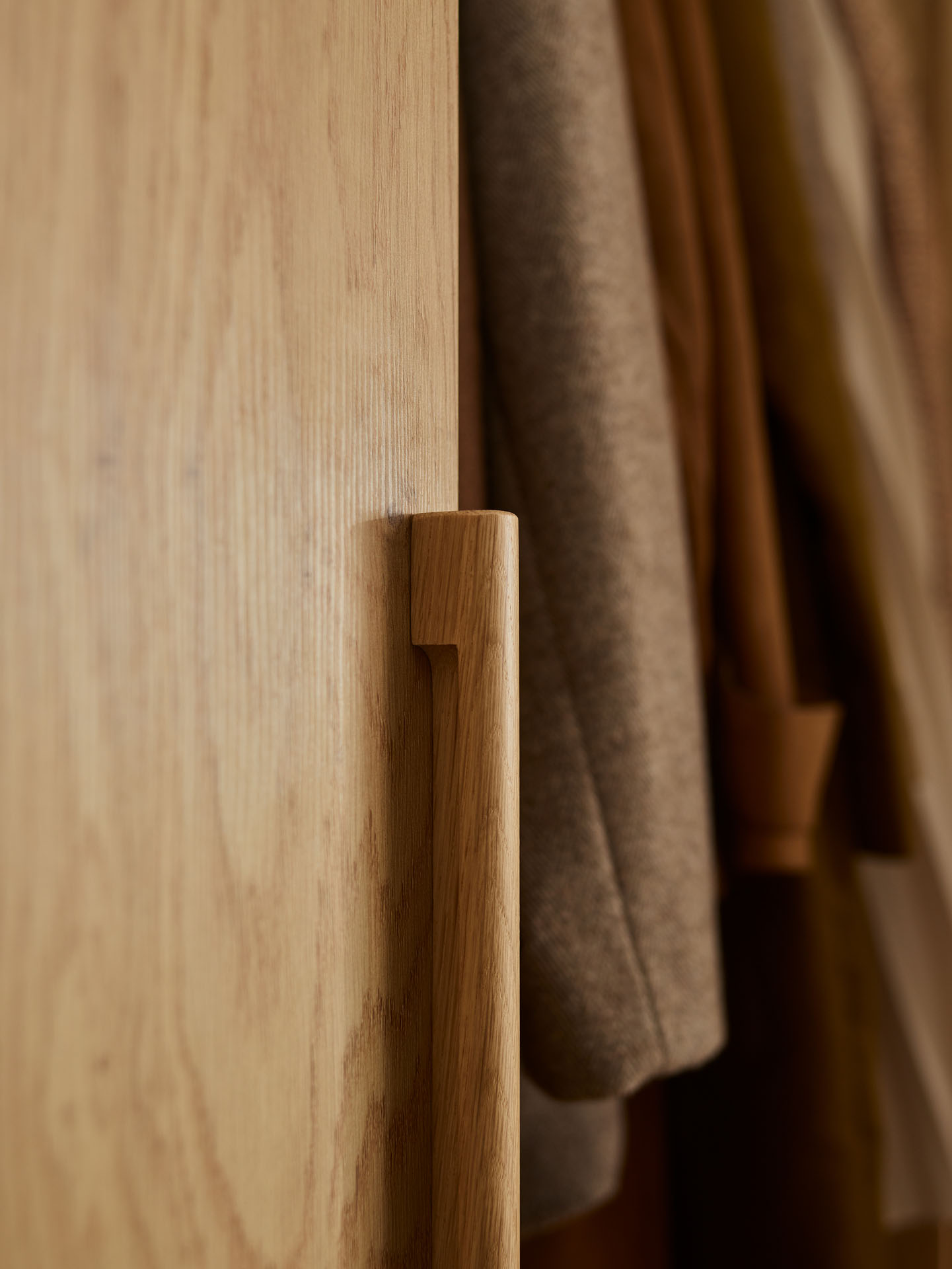 3-door wardrobe with mirror and lighting Well arrangement