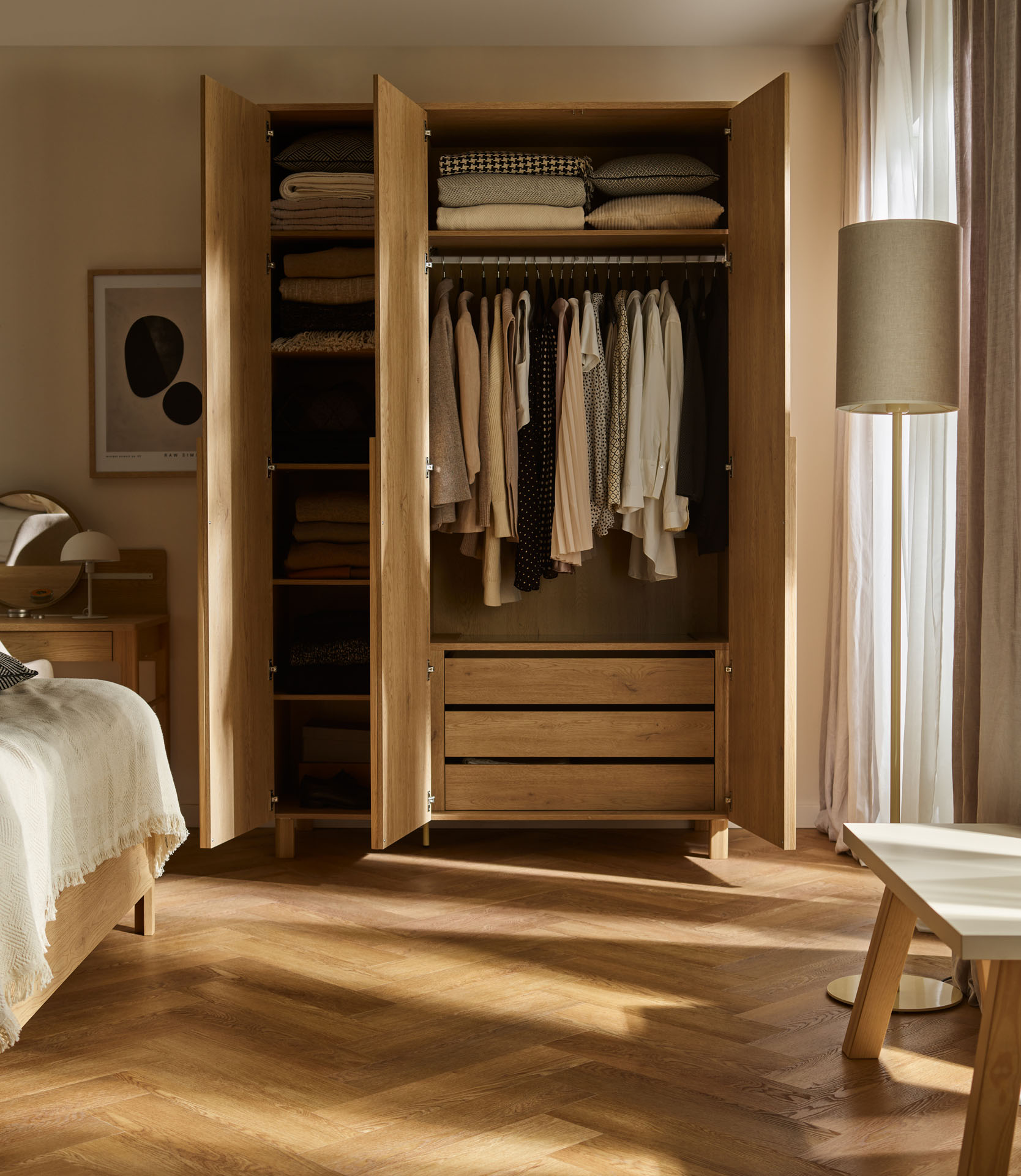 3-door wardrobe with mirror and lighting Well arrangement