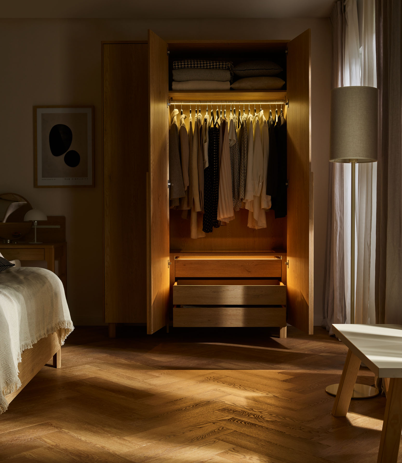 3-door wardrobe with mirror and lighting Well arrangement