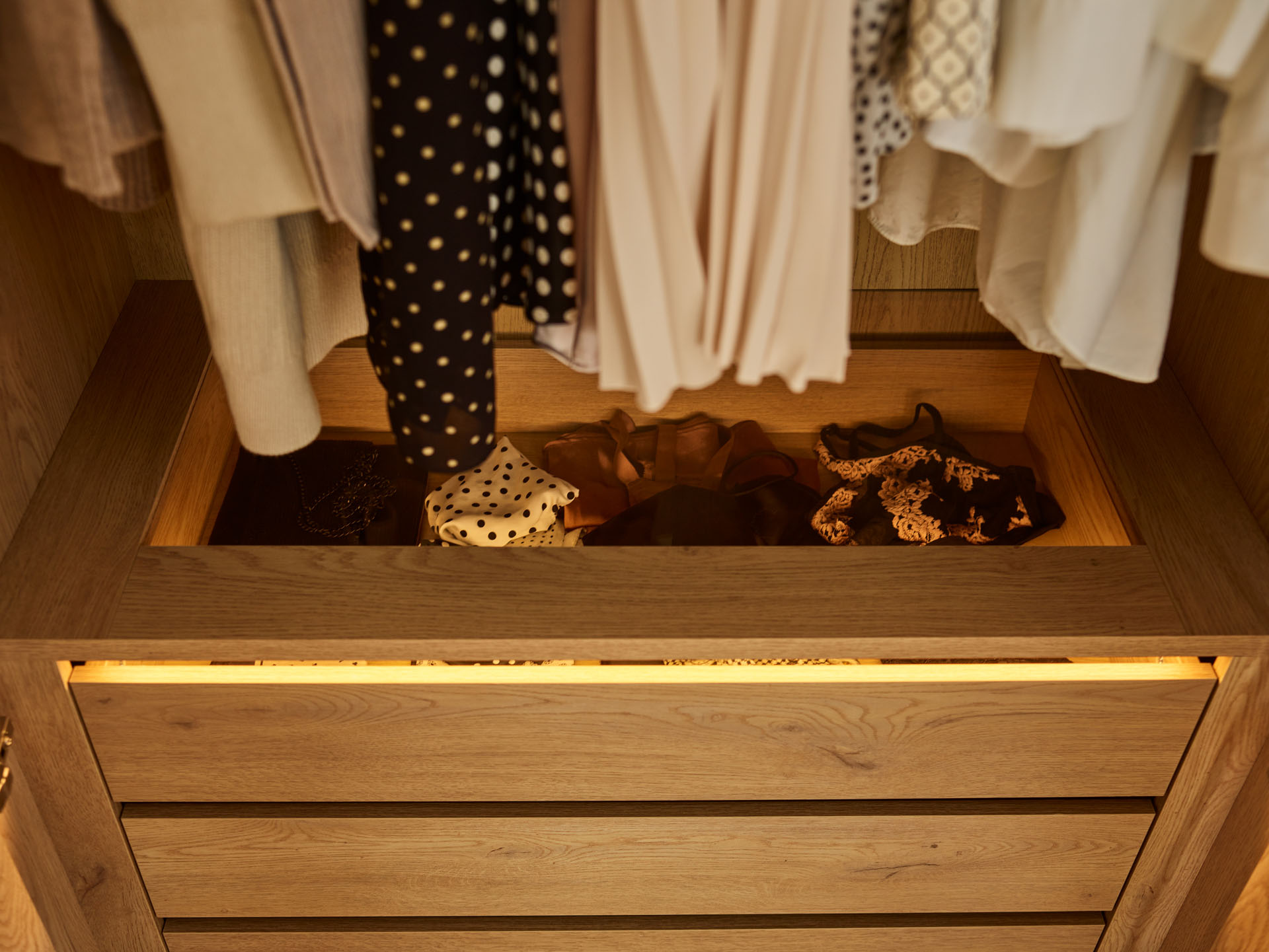 3-door wardrobe with lighting Well arrangement