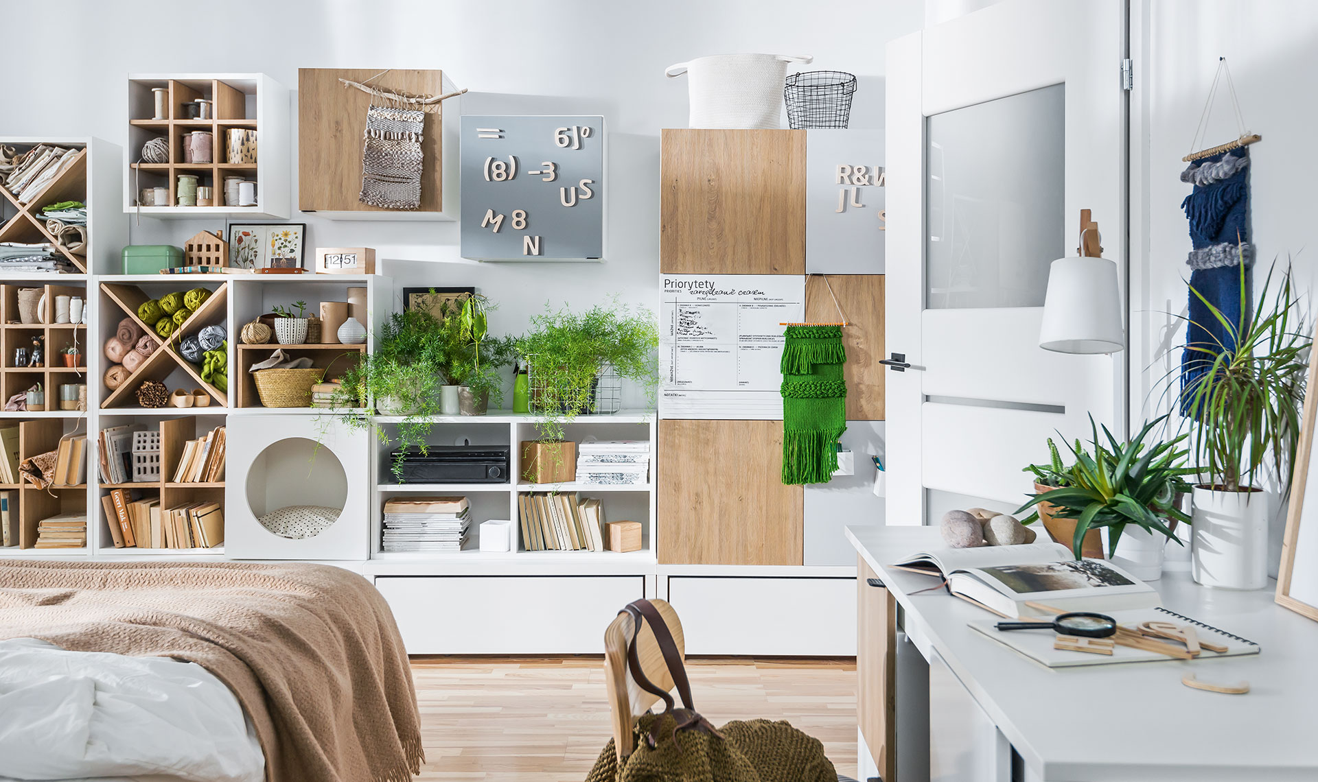 2-türiger Kleiderschrank mit Podestelement 106x53 mit Schublade Young Users Anordnung