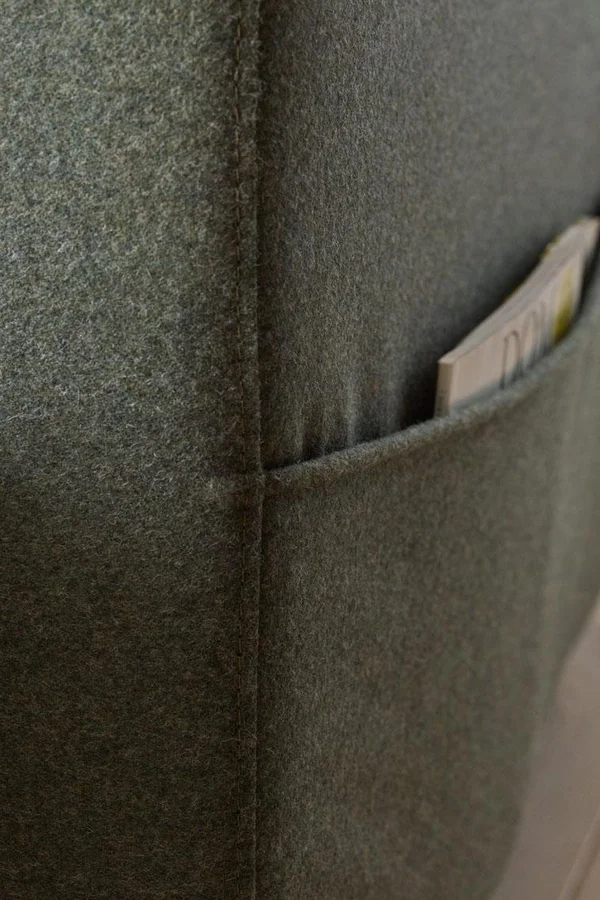 ciemna sofa z kieszenią