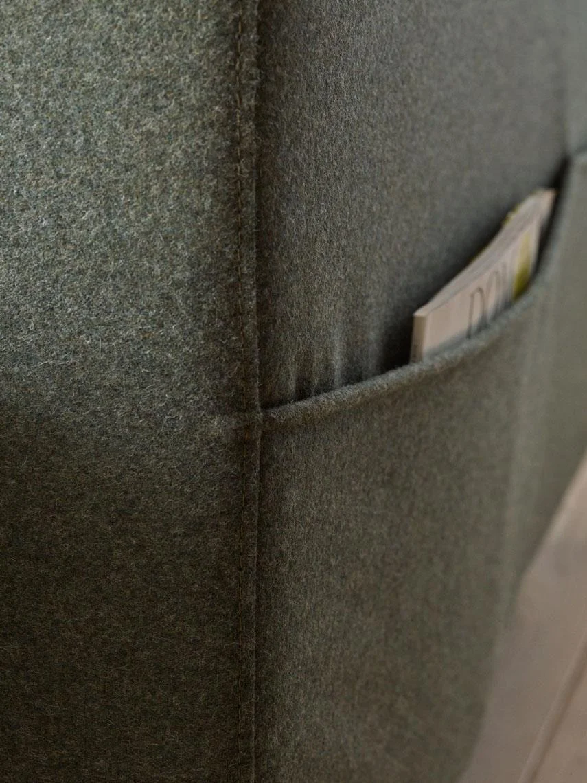 ciemna sofa z kieszenią