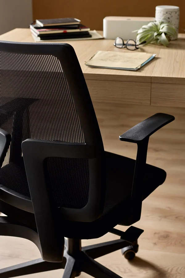 czarne krzesło ergonomiczne