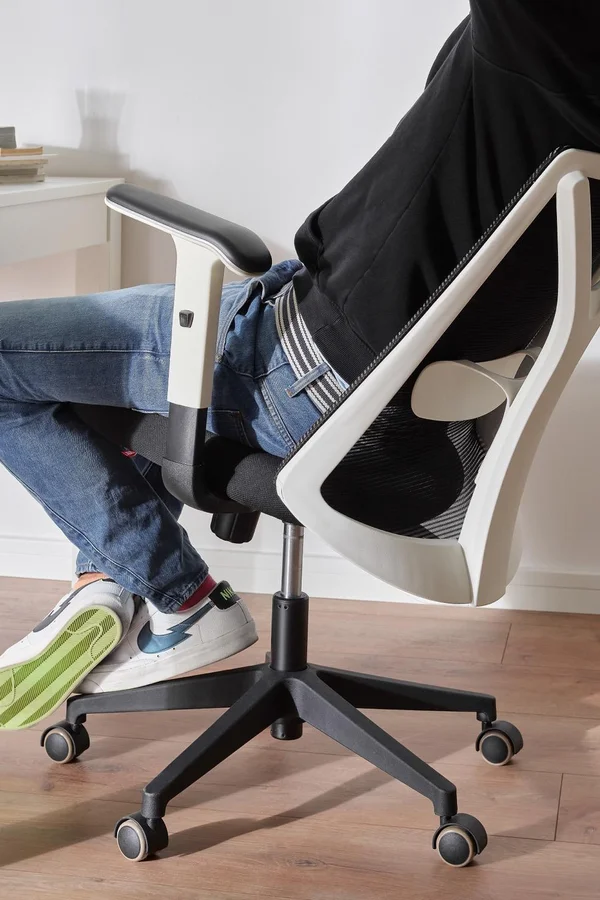 białe krzesło ergonomiczne