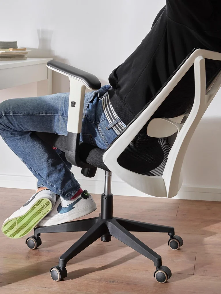 białe krzesło ergonomiczne