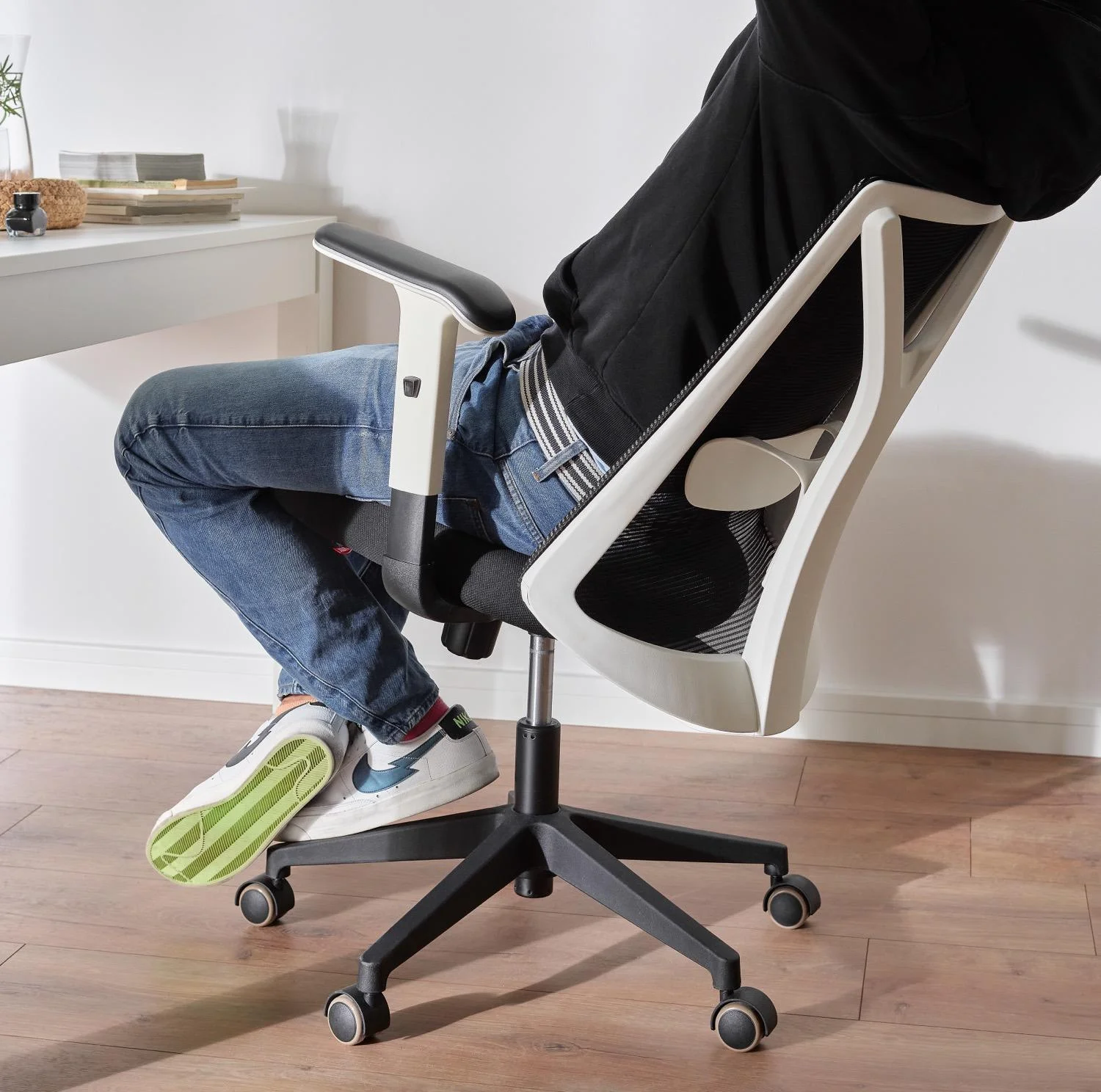 białe krzesło ergonomiczne
