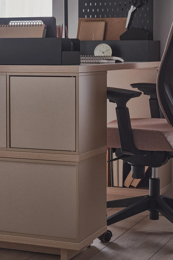 czarne krzesło ergonomiczne - biurko z półkami