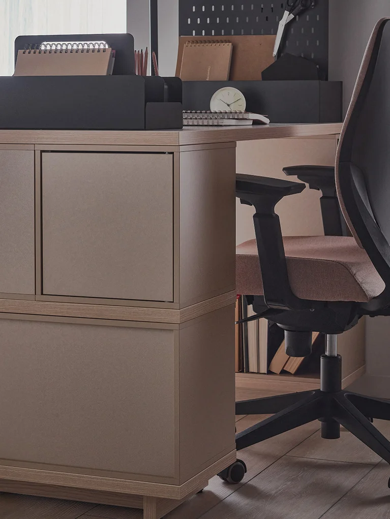 czarne krzesło ergonomiczne - biurko z półkami