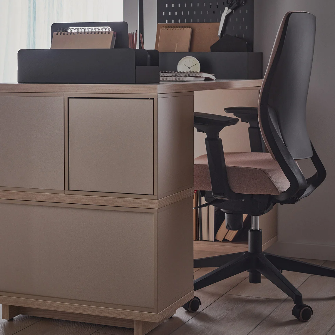 czarne krzesło ergonomiczne - biurko z półkami