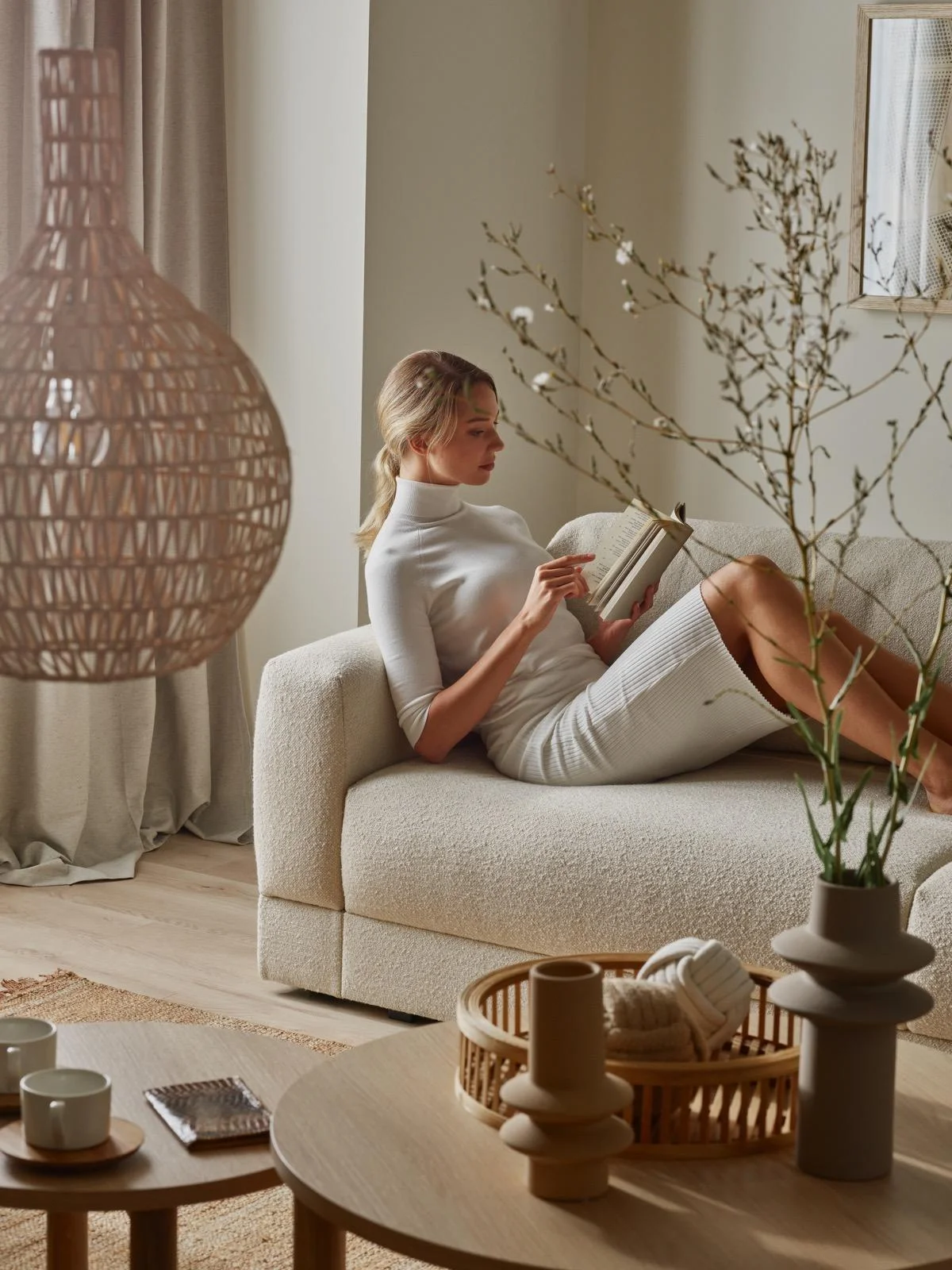 szara sofa do przytulnego salonu