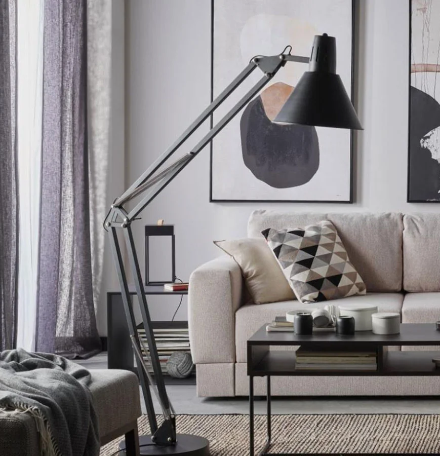 lampa podłogowa z regulowanym ramieniem