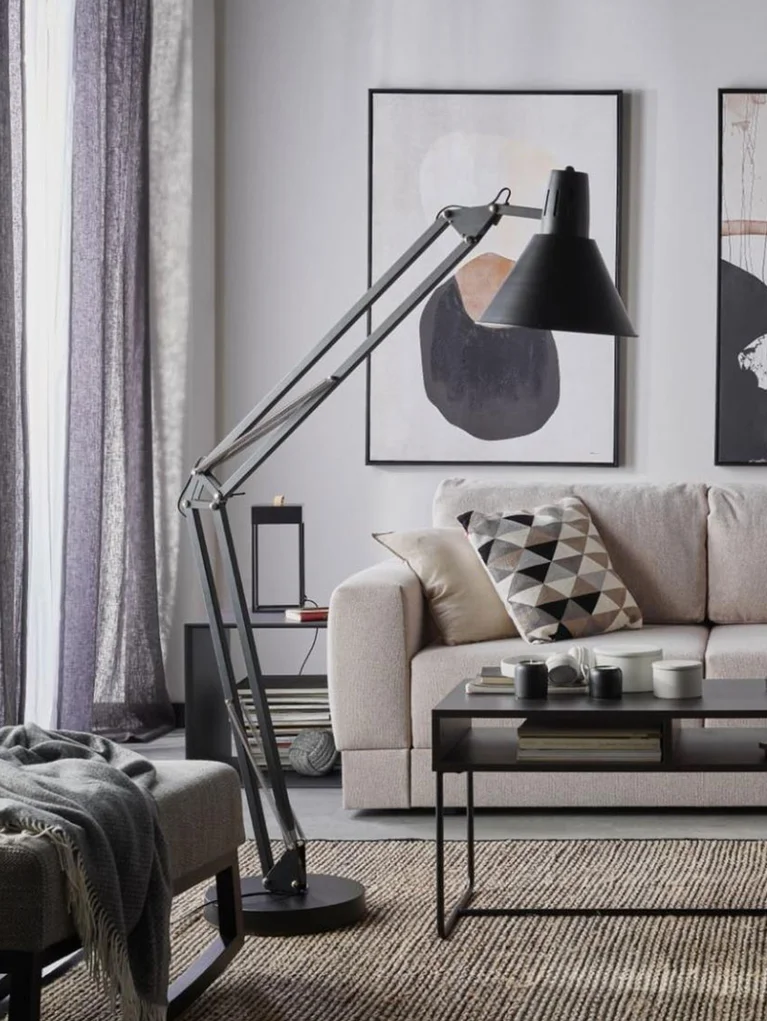 lampa podłogowa z regulowanym ramieniem