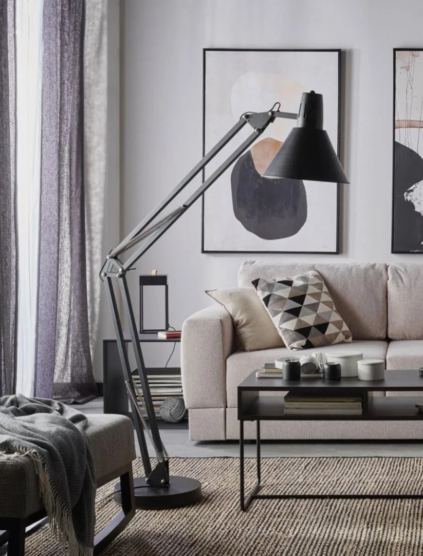 lampa podłogowa z regulowanym ramieniem