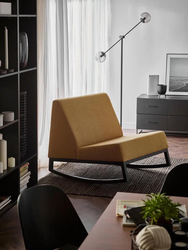 elegancka lampa oświetlająca fotel 