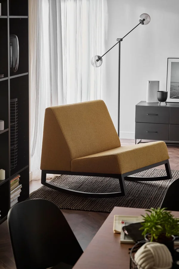 elegancka lampa oświetlająca fotel 