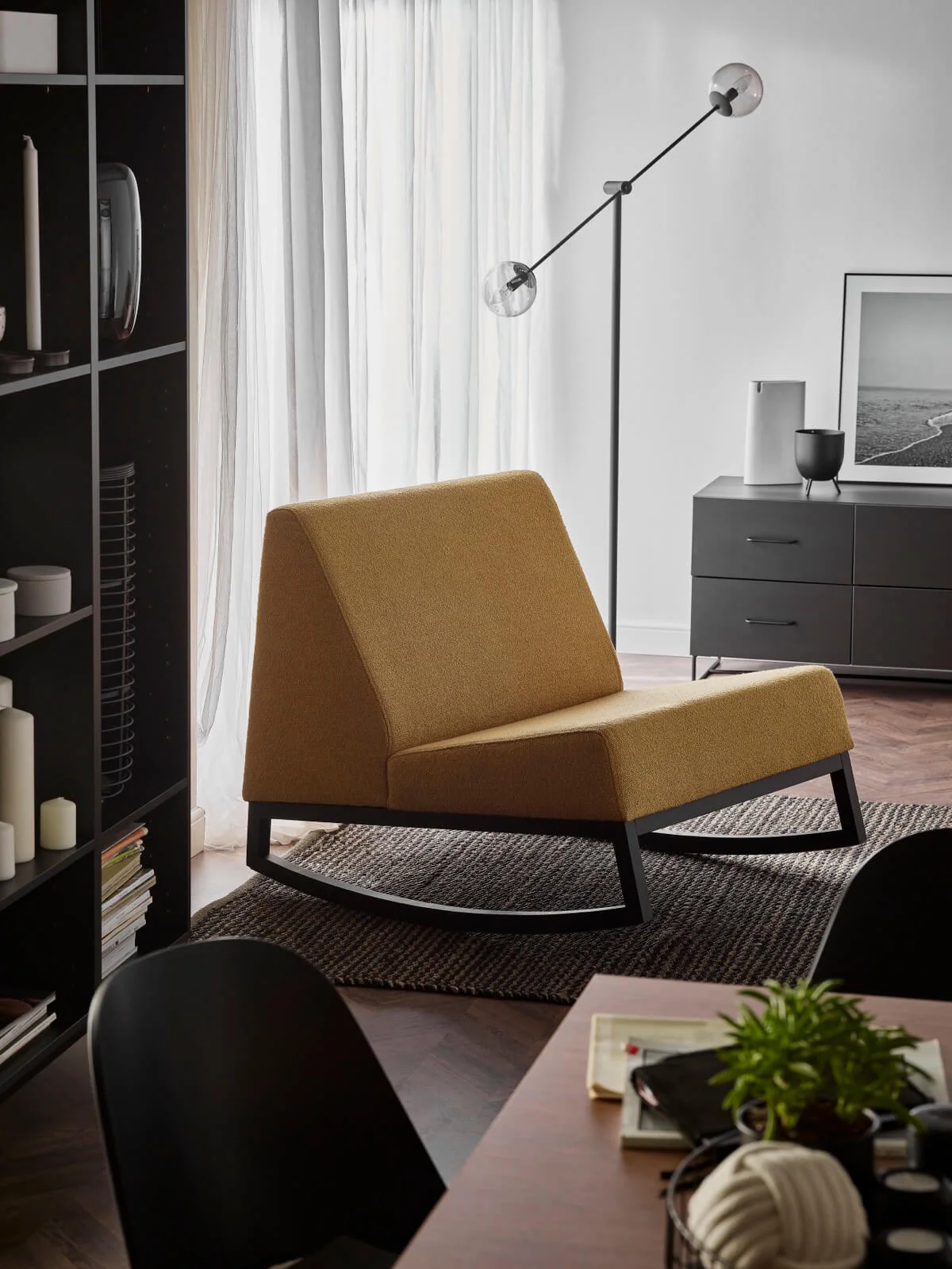 elegancka lampa oświetlająca fotel 