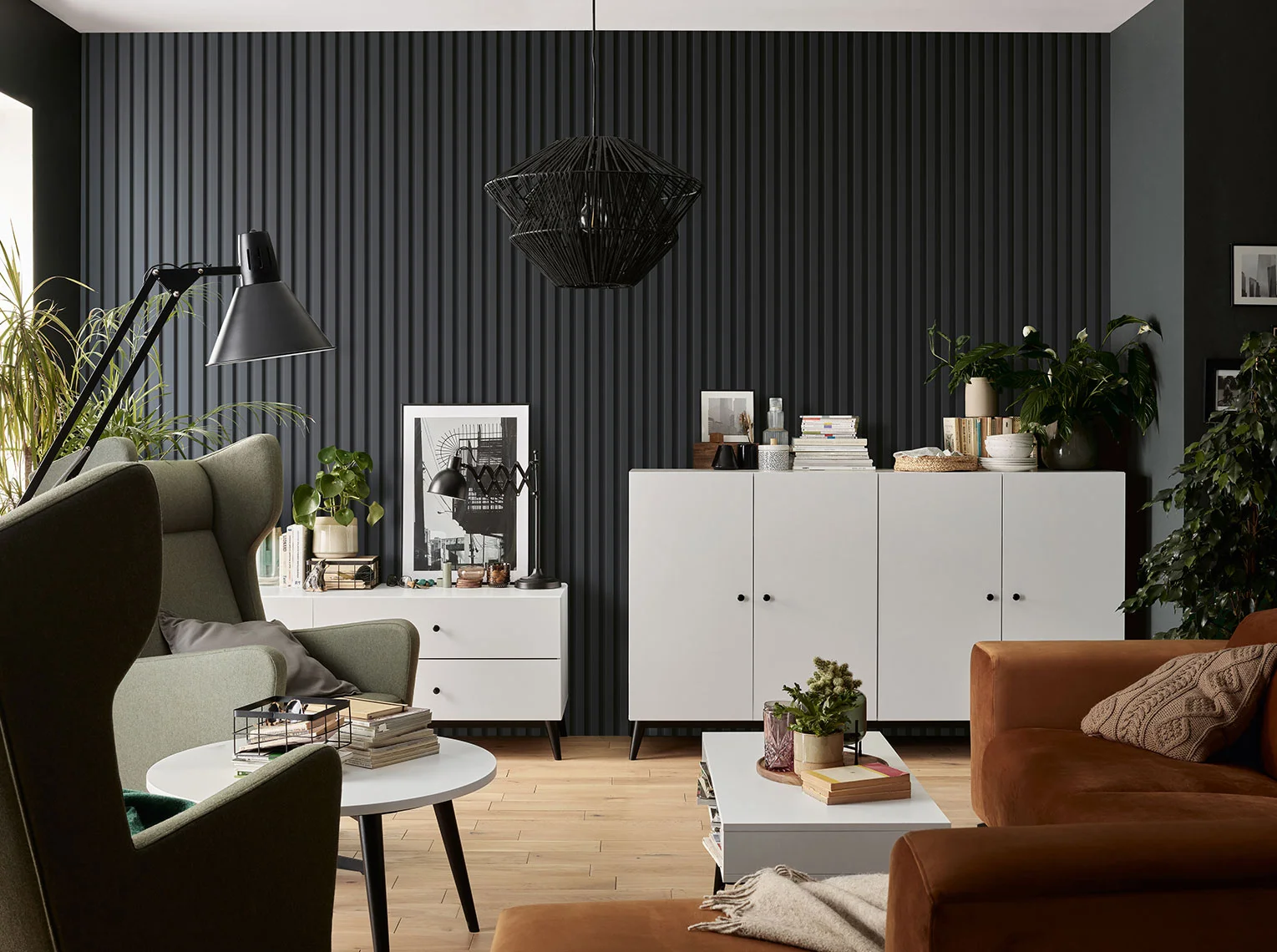 nowoczesny salon z połączeniem jasnych i ciemnych kolorów