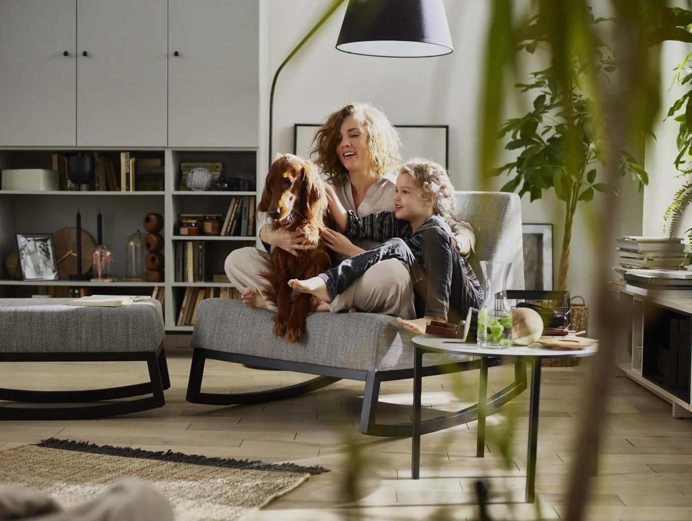 Elegancki fotel przy nowoczesnej lampie stojącej, idealny do relaksu w salonie
