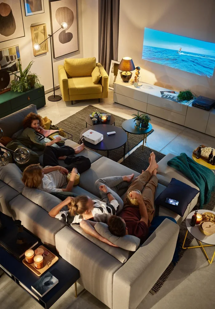 Stylowa, szara sofa modułowa z miękkimi poduszkami w kąciku wypoczynkowym w salonie