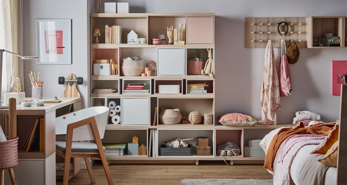 Nowoczesny pokój nastolatki w stylu boho z dodatkami inspirowanymi naturą i rękodziełem
