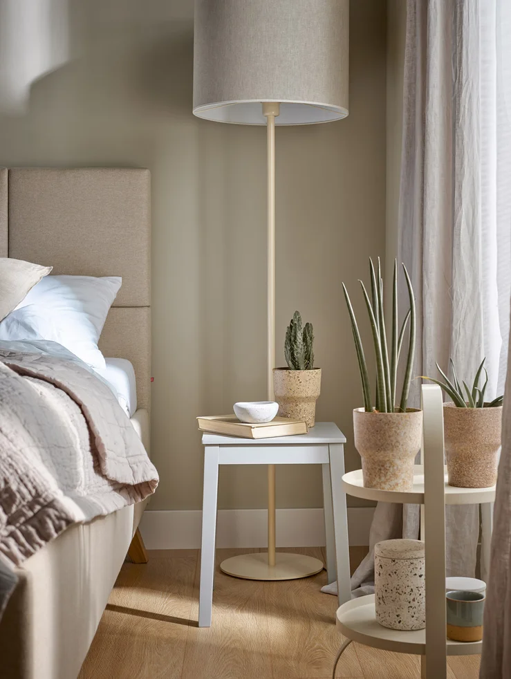 beżowa lampa w jasnej sypialni