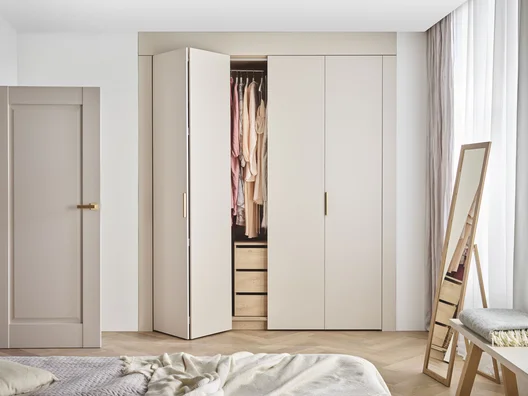 Szafa na całą ścianę w sypialni i salonie – inspiracje