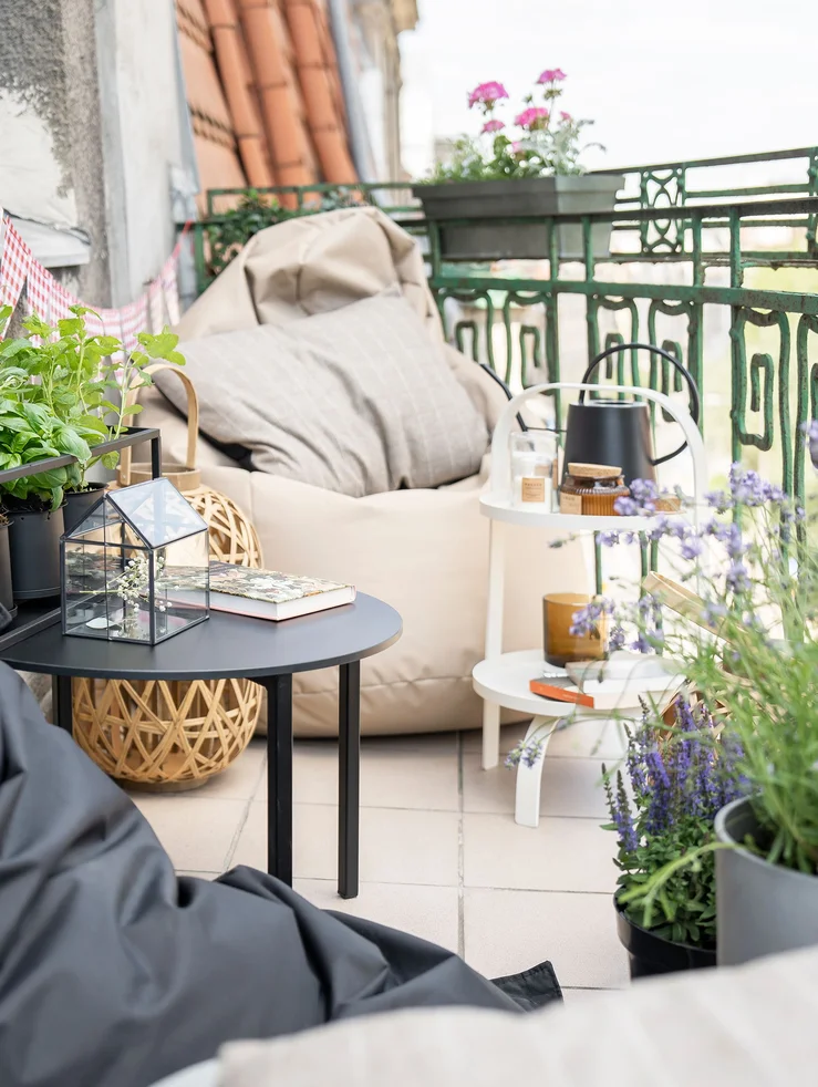  Zielony balkon z ziołami, poduchami i stolikiem