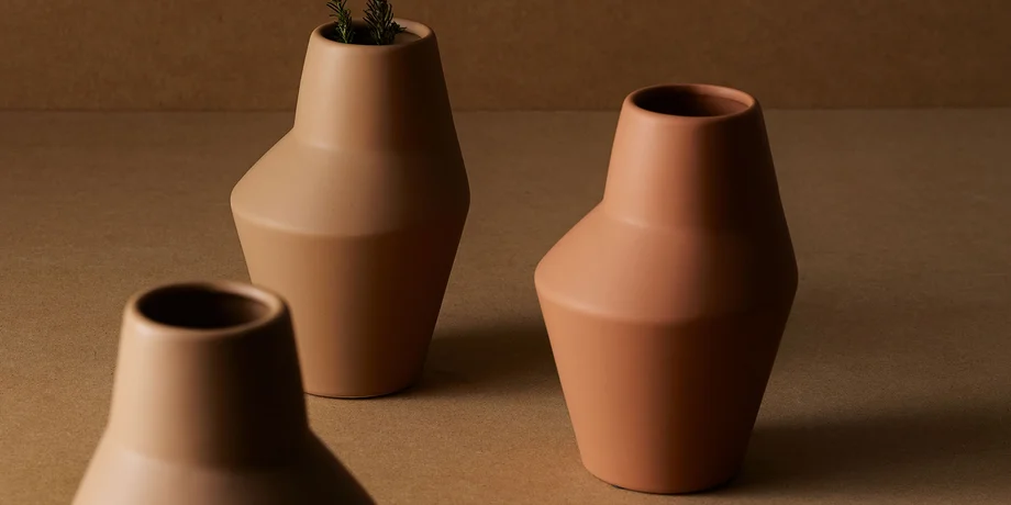 Ceramiczne wazony w naturalnych odcieniach.