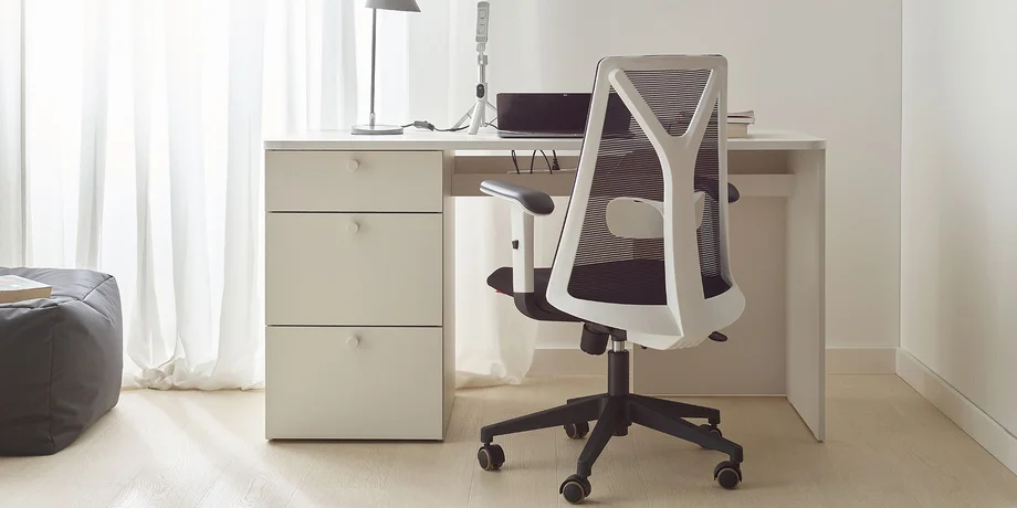 Nowoczesny fotel biurowy z ergonomicznym oparciem z siatki, idealny do domowego biura.