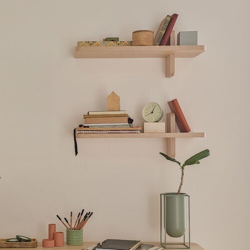 Narrow wall shelf OMM arrangement