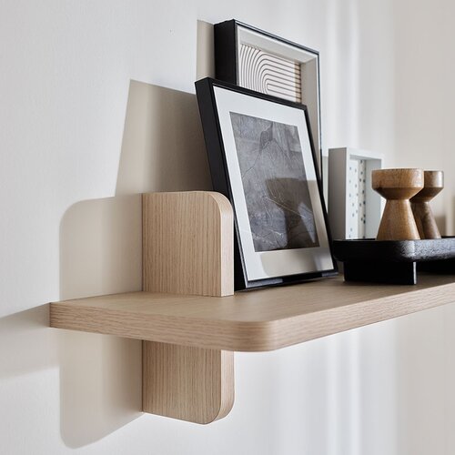 Wide wall shelf OMM arrangement