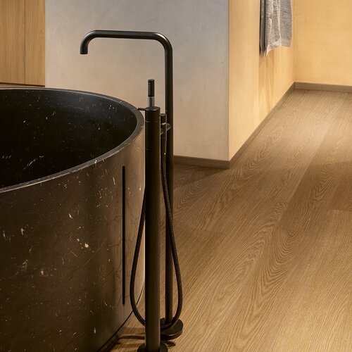 Podłoga winylowa Quick Step Blos Dąb kakaowy AVSPU40279 ze zintegrowanym podkładem aranżacja