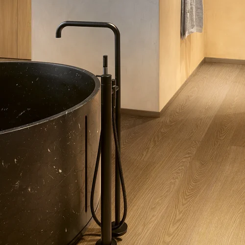 Podłoga winylowa Quick Step Blos Dąb kakaowy AVSPU40279 ze zintegrowanym podkładem aranżacja
