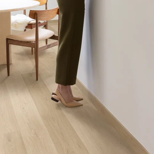 Podłoga winylowa Quick Step Blos Dąb coast piaskowy AVSPU40322 ze zintegrowanym podkładem aranżacja