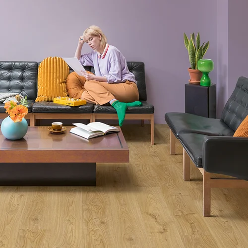 Podłoga winylowa Quick Step Blos Dąb wiejski naturalny AVSPU40025 ze zintegrowanym podkładem aranżacja