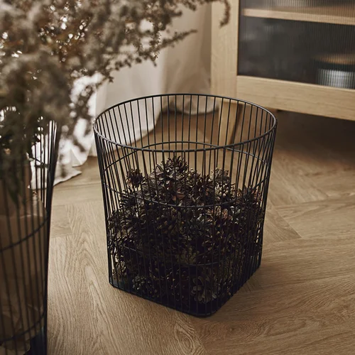Small basket Cala arrangement