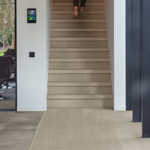 Panele winylowe Quick Step Blos base Dąb chia AVSPT40280 aranżacja