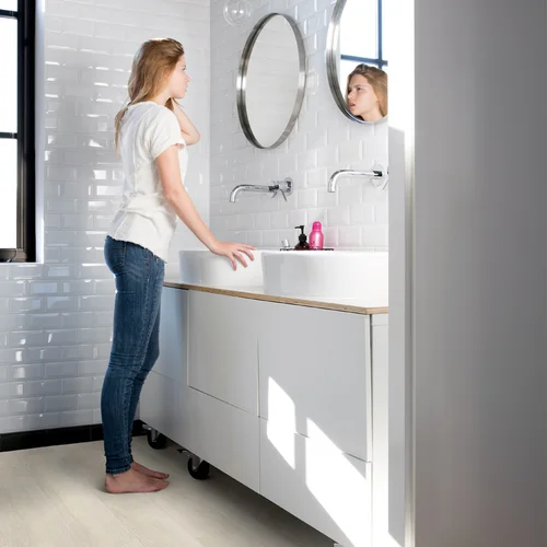 Panele winylowe Quick Step Bloom Dąb morska bryza jasny AVMPU40079 aranżacja