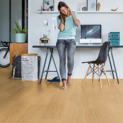Panele winylowe Quick Step Bloom Dąb miodowy AVMPU40098 aranżacja