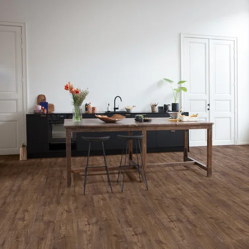 Panele winylowe Quick Step Bloom Dąb czekoladowy jesienny AVMPU40199 aranżacja