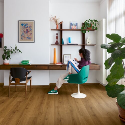 Panele winylowe Quick Step Bloom Dąb karmelowy botaniczny AVMPU40315 aranżacja