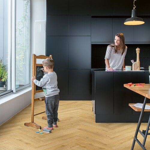 Panele winylowe Quick Step Pristine Dąb jesienny miodowy SGHBC20333 aranżacja
