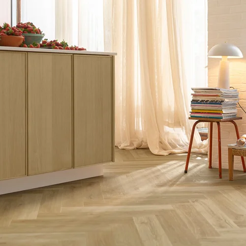 Podłoga winylowa Quick Step Ciro ze zintegrowanym podkładem Botaniczny Beż AVHBU40362 jodełka aranżacja