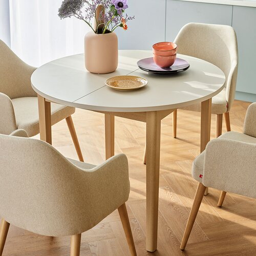 Konso round folding table arrangement