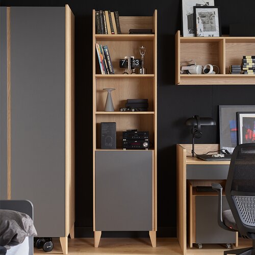 Narrow bookcase Muve arrangement