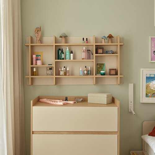 Muve hanging collector shelf arrangement