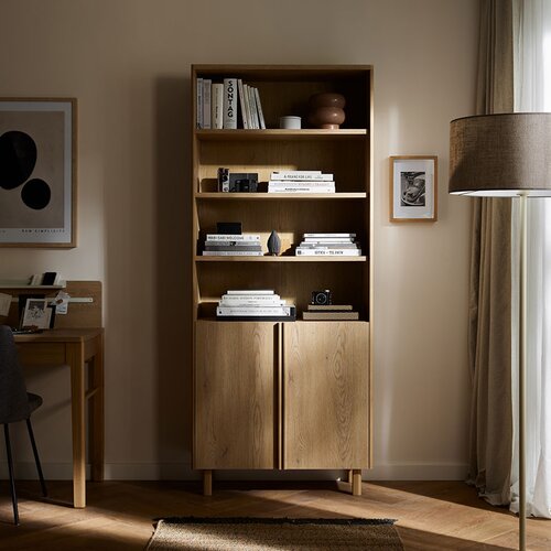 Wide bookcase Well arrangement
